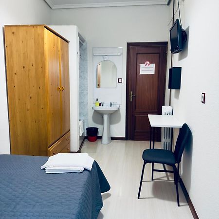 Hostal Conde De Alba Madrid Exterior photo