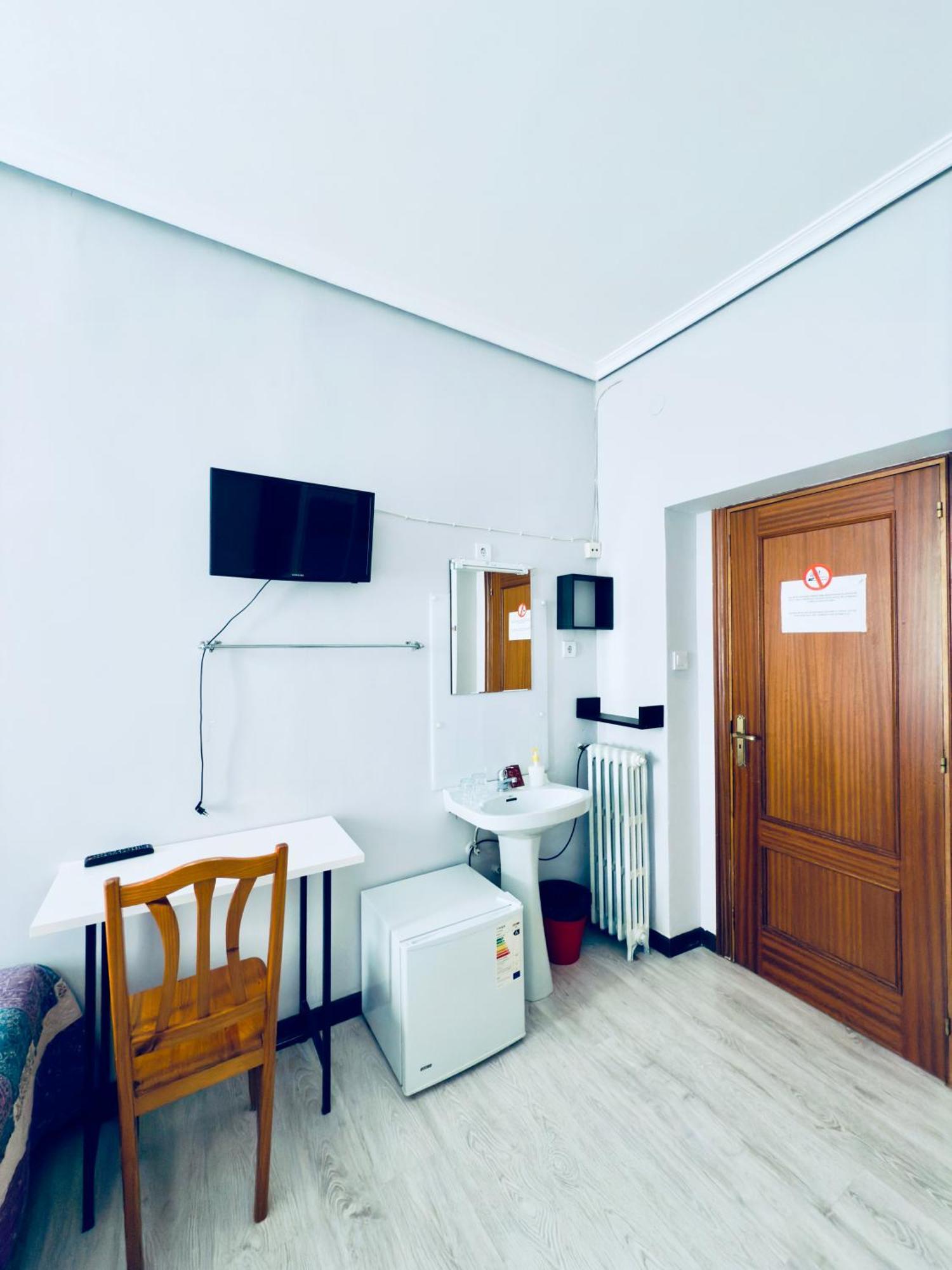 Hostal Conde De Alba Madrid Exterior photo