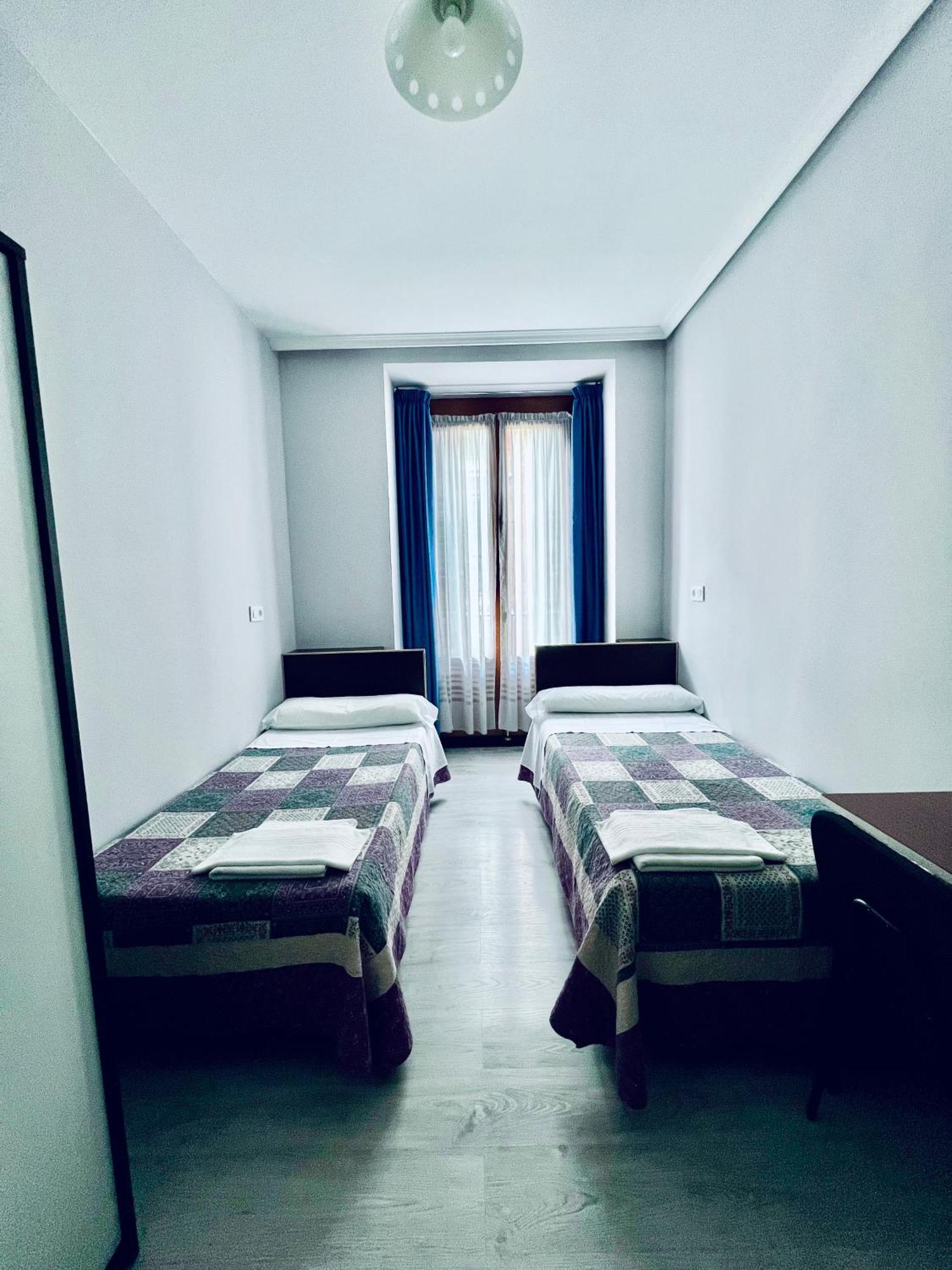 Hostal Conde De Alba Madrid Exterior photo