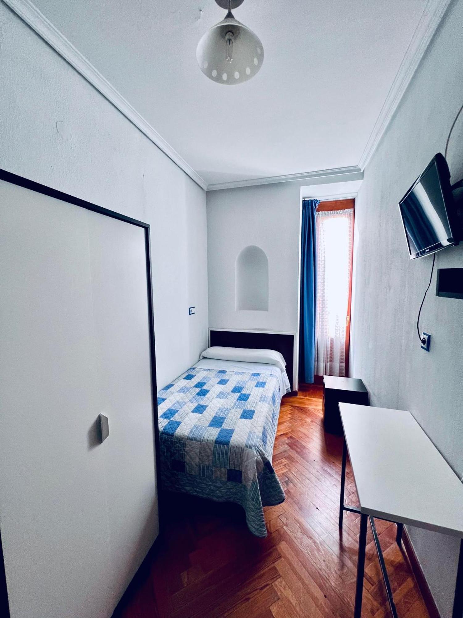 Hostal Conde De Alba Madrid Exterior photo