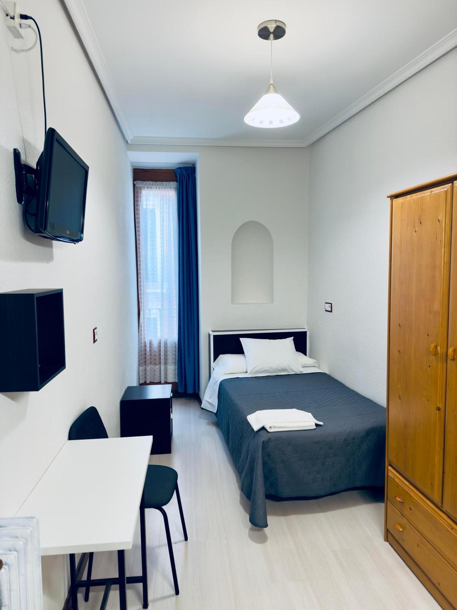 Hostal Conde De Alba Madrid Exterior photo