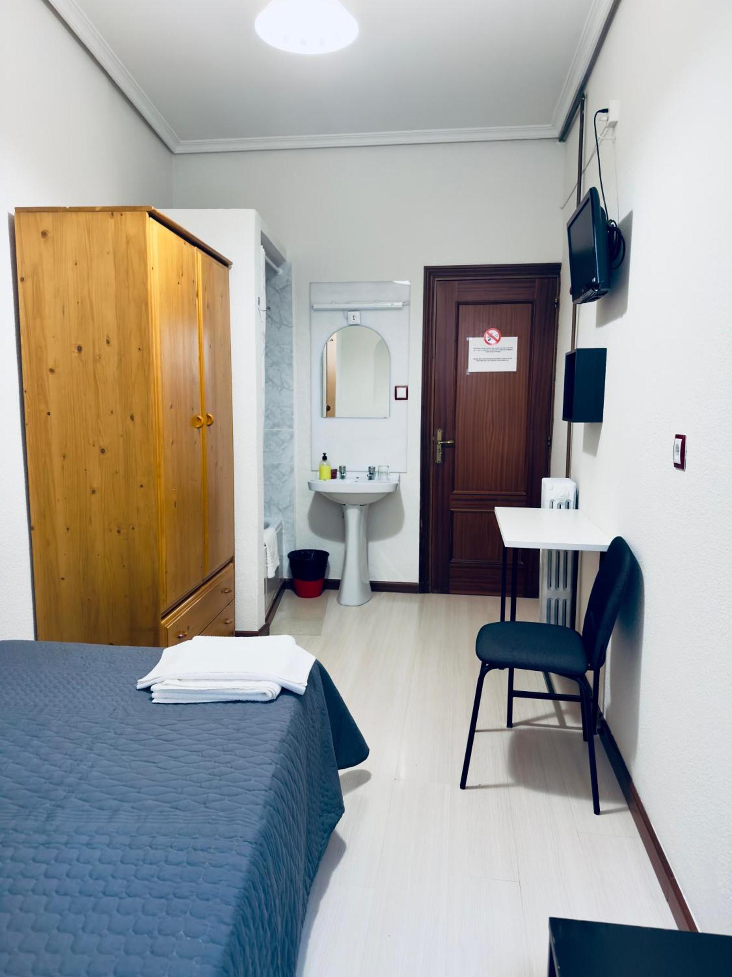 Hostal Conde De Alba Madrid Exterior photo